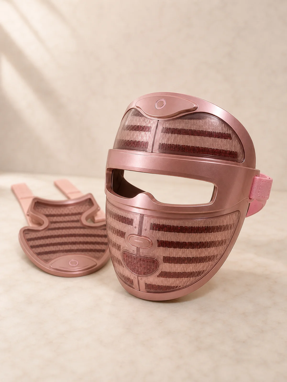 Visuel du site Luméra : le masque rose cuivré et son accessoire pour le cou